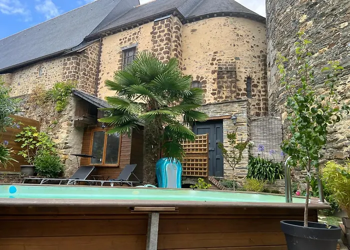 Le Saint Julien Au Coeur Du Centre Historique De Chateaugiron